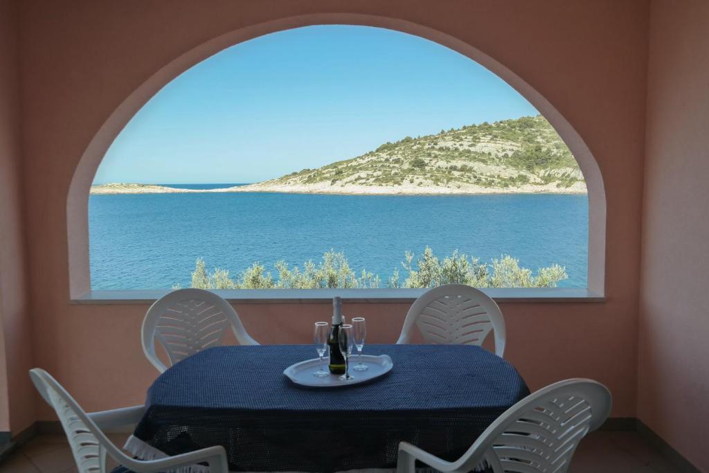 Blagovaonica s lučnim prozorom i pogledom na otok
