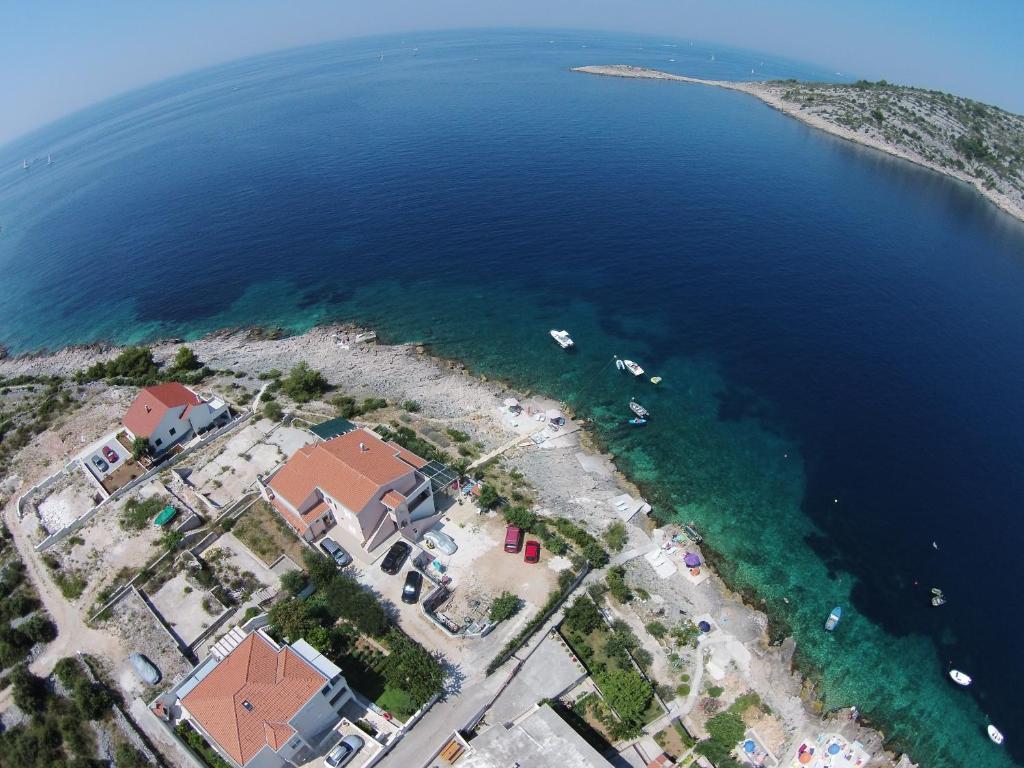 Pogled iz zraka na kuću uz uvalu
