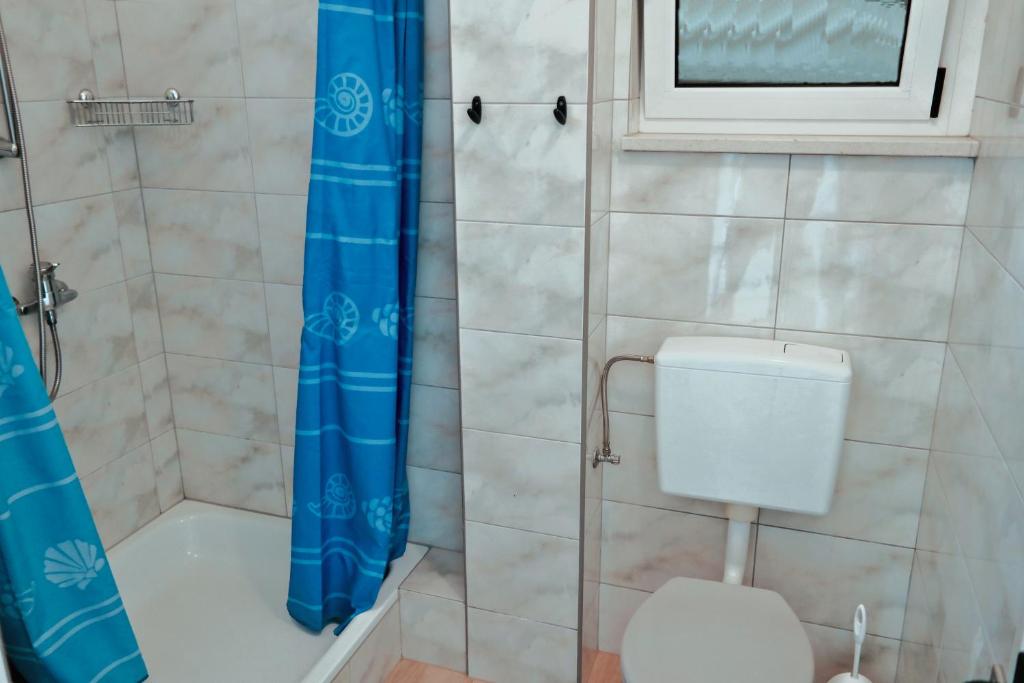 Kupaonica s tušem i WC-om