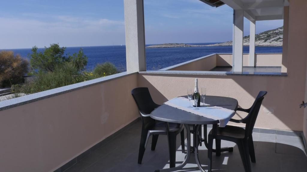 Balkon s pogledom na more i otoke