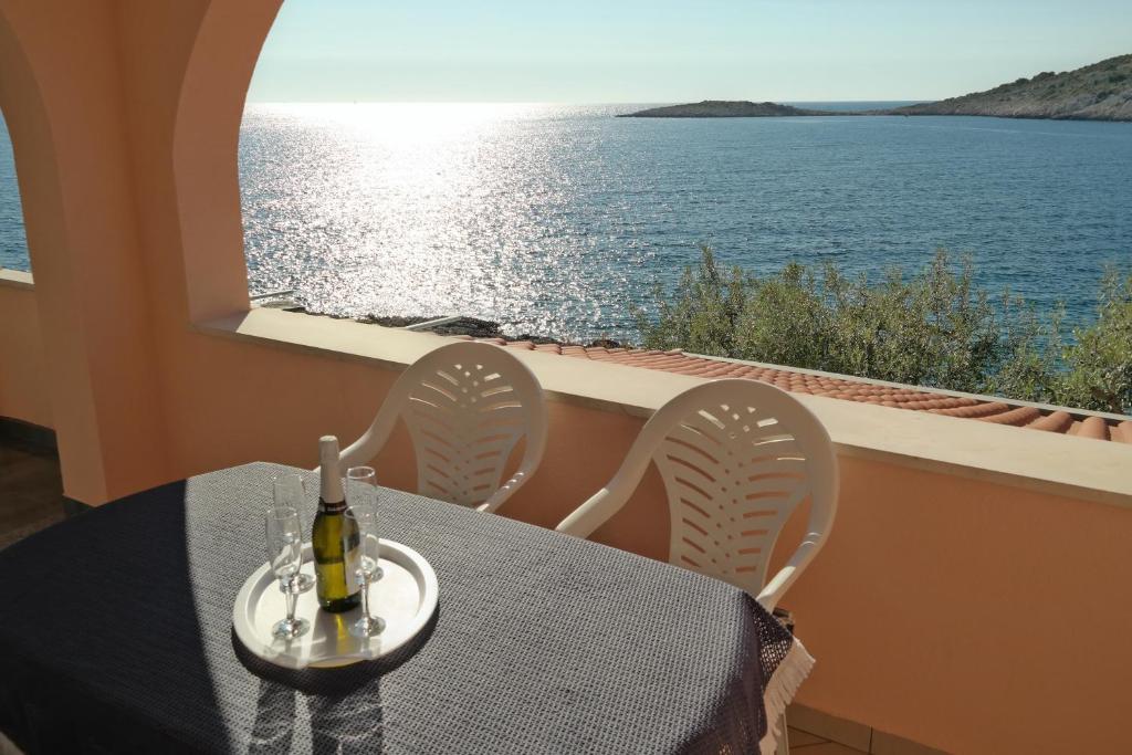 Balkon sa zalaskom sunca nad morem