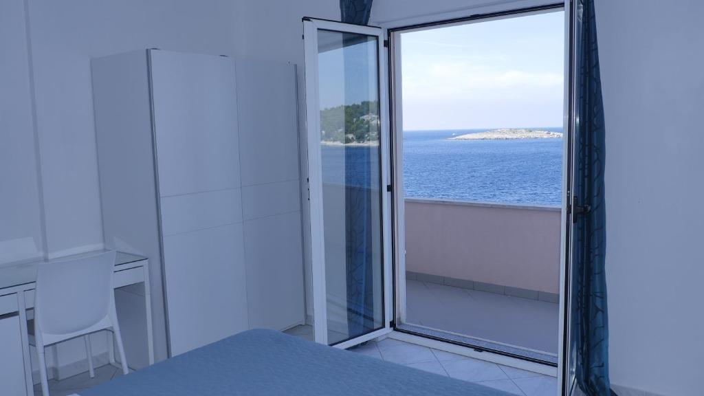 Pogled iz spavaće sobe na more i otok