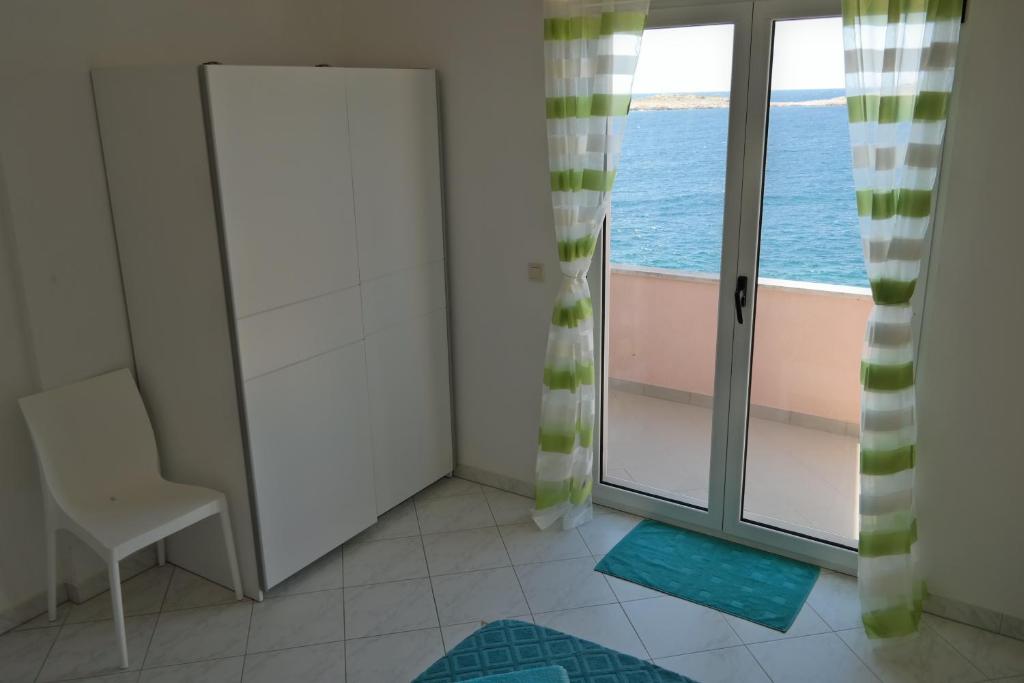 Spavaća soba s izlazom na balkon i pogledom na more