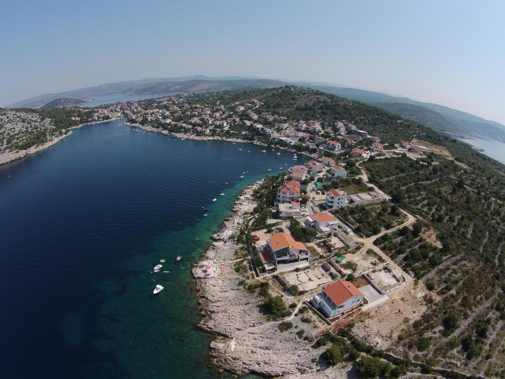 Pogled iz zraka na uvalu Puntaplanka