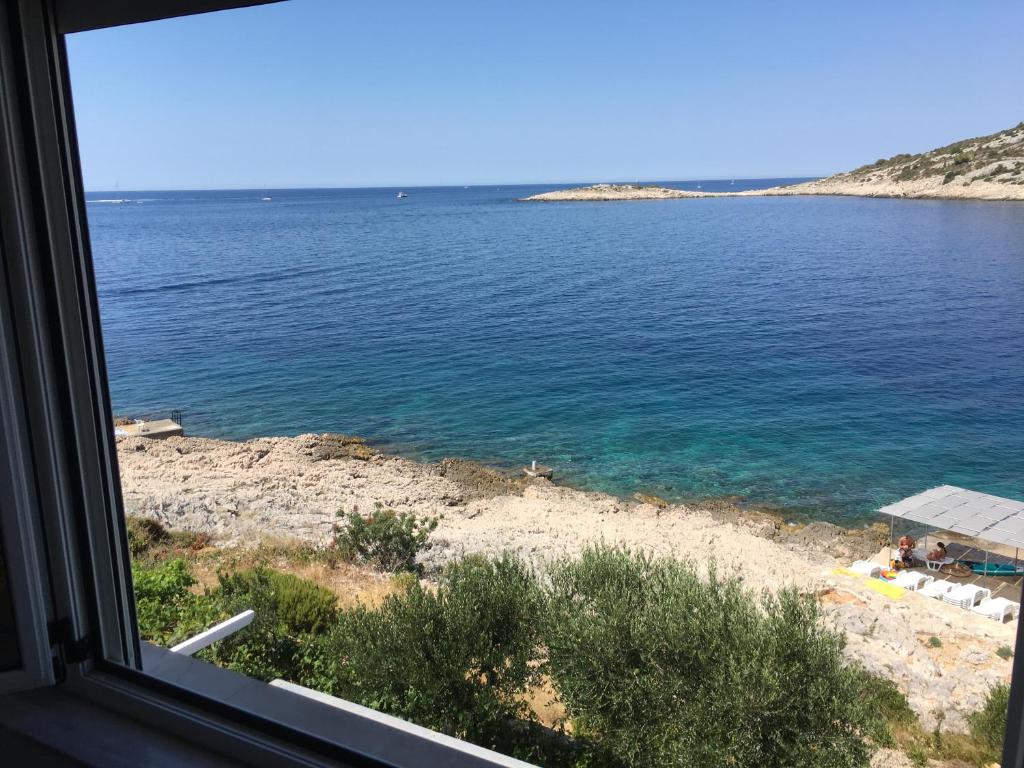 Pogled na uvalu kroz prozor