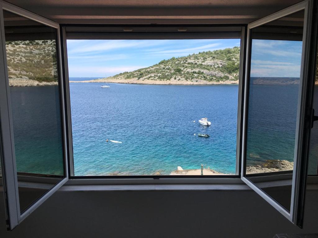 Pogled na uvalu kroz otvoren prozor