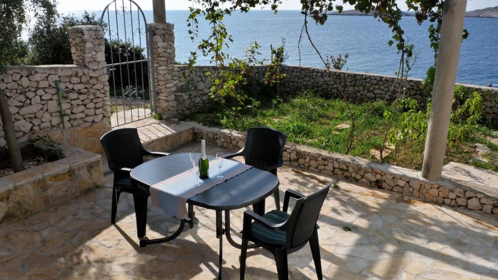 Terasa uz more s pogledom na zaljev