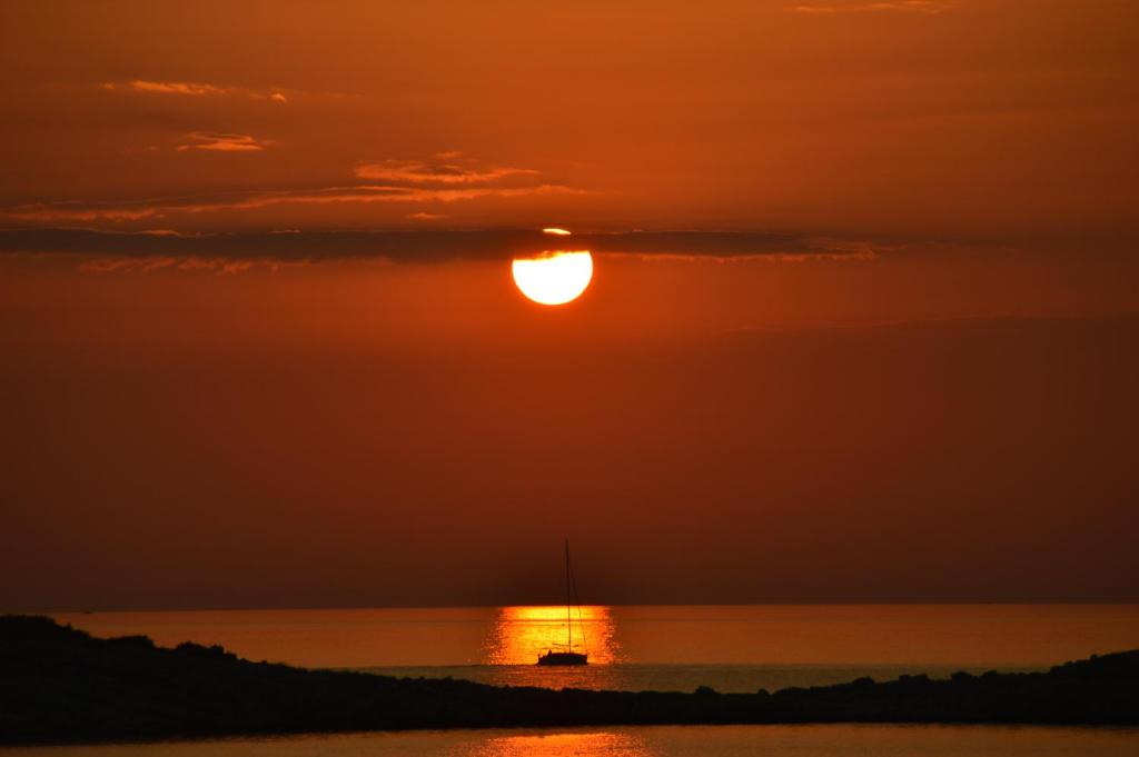 Jedrilica pod zalaskom sunca