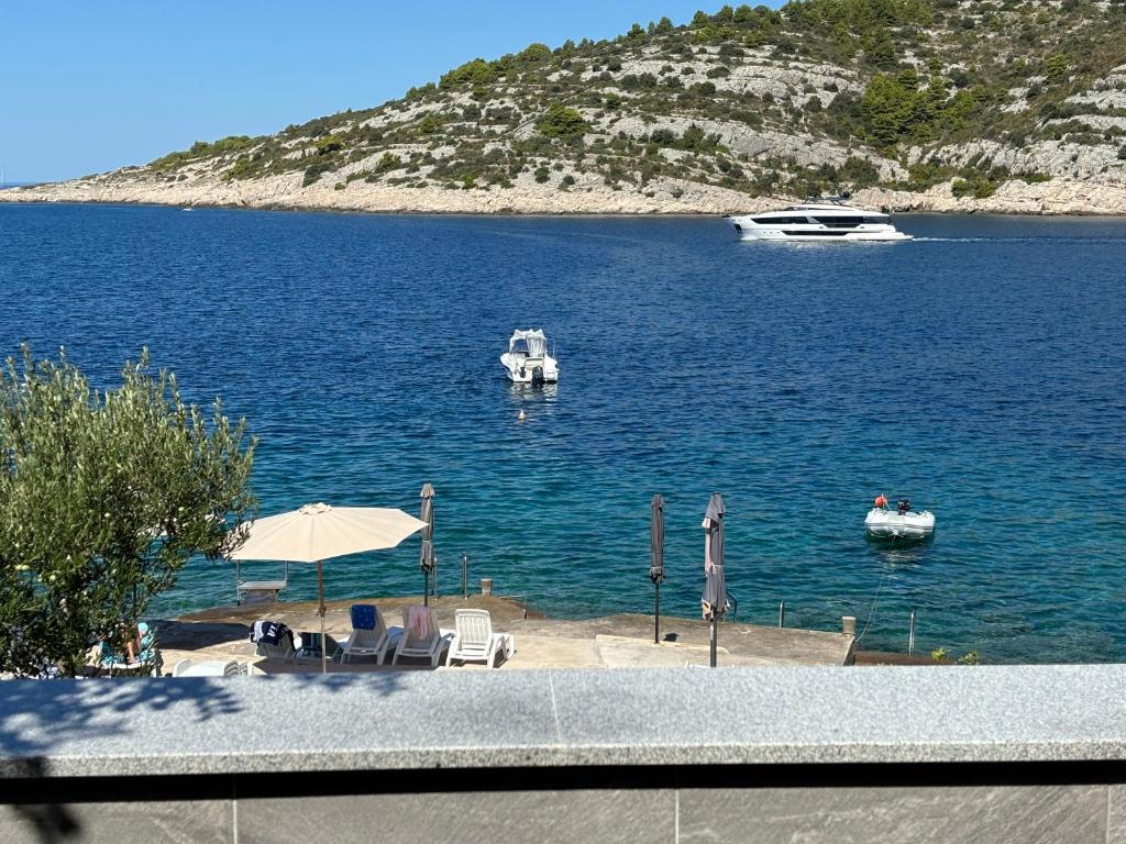 Plaža i kristalno čisto more